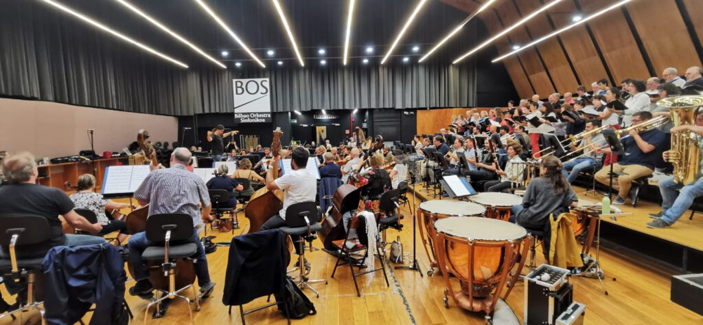 Pepe Herrero ensayando con la Orquesta Sinfónica de Bilbao