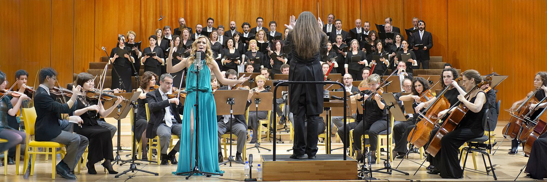 Pepe Herrero dirigiendo a la Orquesta Sinfónica y Coro de RTVE con Edurne